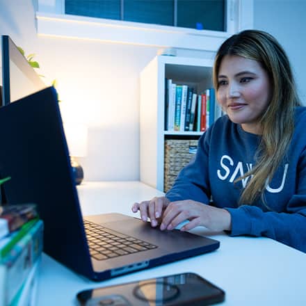 Juliana Zambrano ’24 project management degree graduate from WUV.