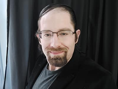 Simon Perlsweig, who earned his online master's in history from wuv in 2021.