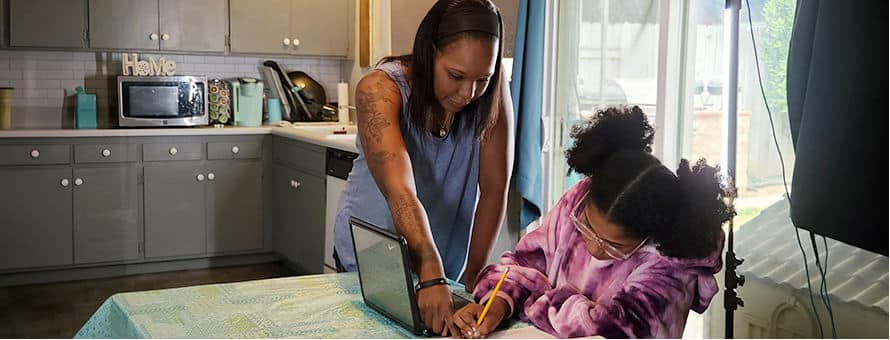 Latisha Aguilar '21, who earned a bachelor’s degree in psychology with a concentration in child and adolescent development, helping her daughter with homework.